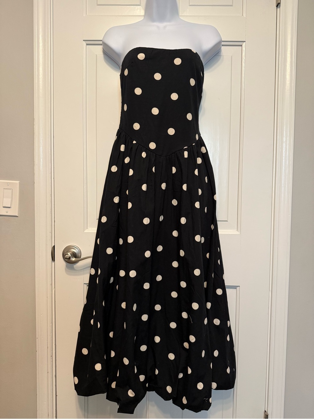 Elegant Black Strapless Polka Dot Midi Dress 👗 - Picture 2 of 10